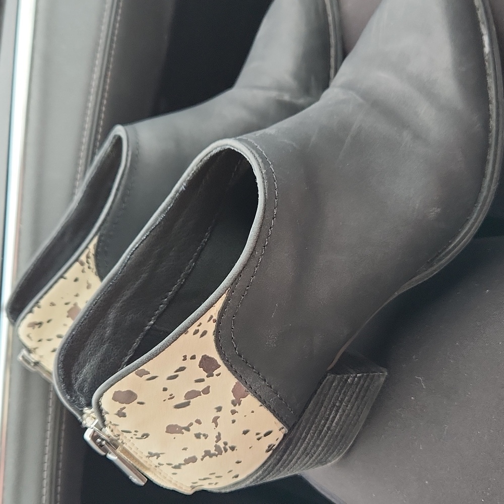 Lucky Brand Nasoni Black Cream Ankle Booties sz 8 Faux Leather Zip Up Comfort